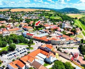 Krásna viacúčelová budova vo výbornom stave v centra mesta Šahy
