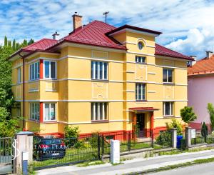 Štýlový byt s garážou a možnosťou prístavby ďalšieho bytu, centrum Banská Bystrica