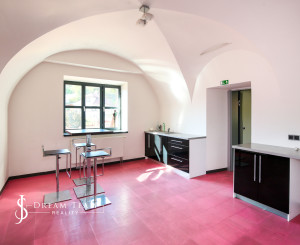 Zrekonštruovaná budova - 1300m2 pozemok Banská Štiavnica