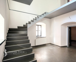 Zrekonštruovaná budova - 1300m2 pozemok Banská Štiavnica