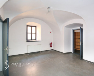 Zrekonštruovaná budova - 1300m2 pozemok Banská Štiavnica