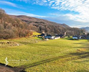 Rovinatý stavebný pozemok 915m2 v obci Prenčov, okr. Banská Štiavnica
