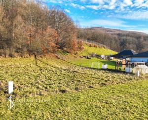 Rovinatý stavebný pozemok 915m2 v obci Prenčov, okr. Banská Štiavnica