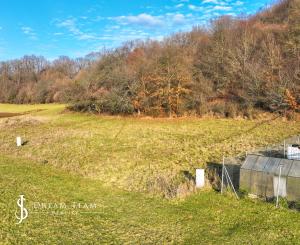 Rovinatý stavebný pozemok 915m2 v obci Prenčov, okr. Banská Štiavnica