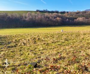 Rovinatý stavebný pozemok 915m2 v obci Prenčov, okr. Banská Štiavnica