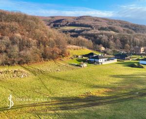 Rovinatý stavebný pozemok 915m2 v obci Prenčov, okr. Banská Štiavnica