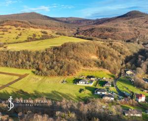 Rovinatý stavebný pozemok 915m2 v obci Prenčov, okr. Banská Štiavnica