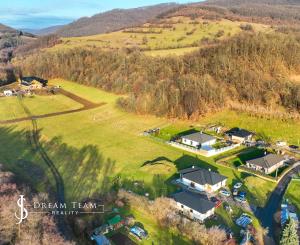 Rovinatý stavebný pozemok 915m2 v obci Prenčov, okr. Banská Štiavnica