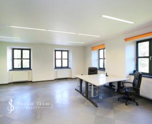 Zrekonštruovaná budova - 1300m2 pozemok Banská Štiavnica