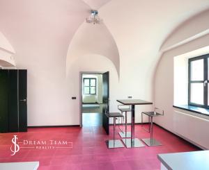 Zrekonštruovaná budova - 1300m2 pozemok Banská Štiavnica