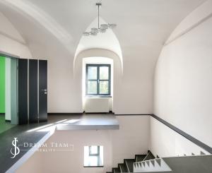 Zrekonštruovaná budova - 1300m2 pozemok Banská Štiavnica