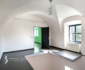 Zrekonštruovaná budova - 1300m2 pozemok Banská Štiavnica
