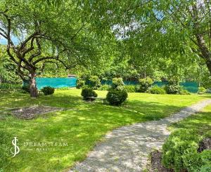 Rodinný dom s 5 bytovými jednotkami a s krásnou záhradou