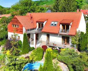 Rodinný dom s 5 bytovými jednotkami a s krásnou záhradou