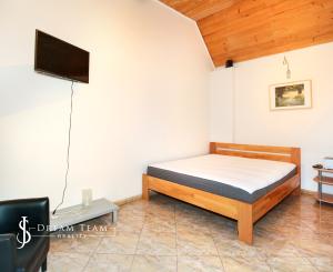 Rodinný dom s 5 bytovými jednotkami a s krásnou záhradou