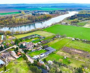 Zabehnutá menšia farma s pozemkom 3800m2 Želiezovce