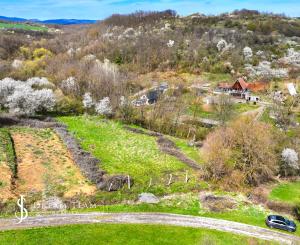 Slnečný stavebný pozemok 3500m2 Hontianske Tesáre