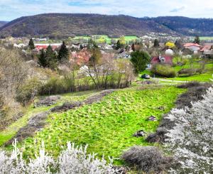Slnečný stavebný pozemok 3500m2 Hontianske Tesáre