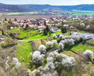 Slnečný stavebný pozemok 3500m2 Hontianske Tesáre