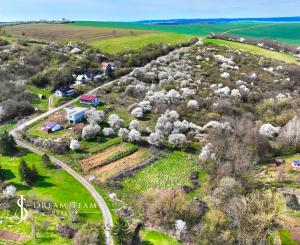 Slnečný stavebný pozemok 3500m2 Hontianske Tesáre