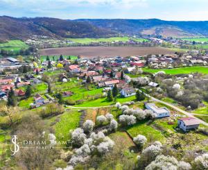Slnečný stavebný pozemok 3500m2 Hontianske Tesáre