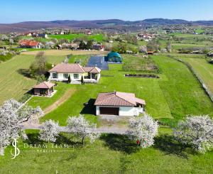 Moderná rodinná usadlosť, pozemok o veľkosti 9000m2, Krupina