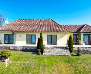 Moderná rodinná usadlosť, pozemok o veľkosti 9000m2, Krupina