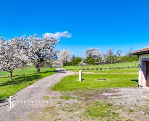 Moderná rodinná usadlosť, pozemok o veľkosti 9000m2, Krupina