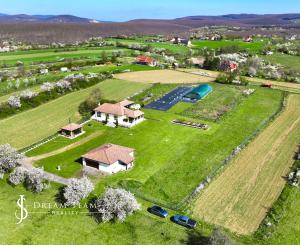 Moderná rodinná usadlosť, pozemok o veľkosti 9000m2, Krupina