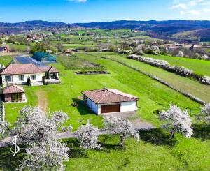 Moderná rodinná usadlosť, pozemok o veľkosti 9000m2, Krupina