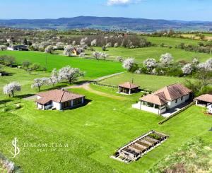 Moderná rodinná usadlosť, pozemok o veľkosti 9000m2, Krupina