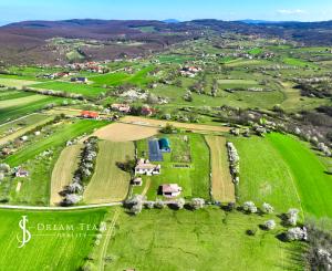 Moderná rodinná usadlosť, pozemok o veľkosti 9000m2, Krupina