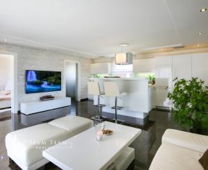 Moderná rodinná usadlosť, pozemok o veľkosti 9000m2, Krupina