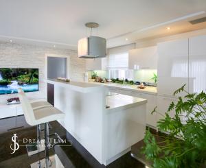 Moderná rodinná usadlosť, pozemok o veľkosti 9000m2, Krupina