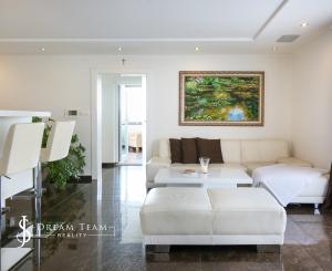 Moderná rodinná usadlosť, pozemok o veľkosti 9000m2, Krupina