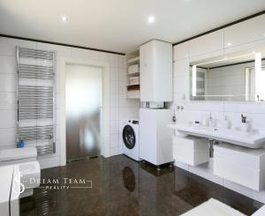 Moderná rodinná usadlosť, pozemok o veľkosti 9000m2, Krupina