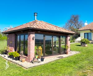 Moderná rodinná usadlosť, pozemok o veľkosti 9000m2, Krupina