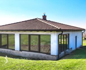 Moderná rodinná usadlosť, pozemok o veľkosti 9000m2, Krupina