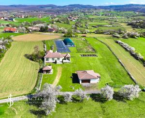 Moderná rodinná usadlosť, pozemok o veľkosti 9000m2, Krupina