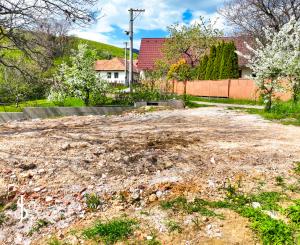 Pozemok so sieťami a možnosťou stavby 333m2, Pukanec