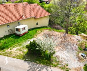 Pozemok so sieťami a možnosťou stavby 333m2, Pukanec