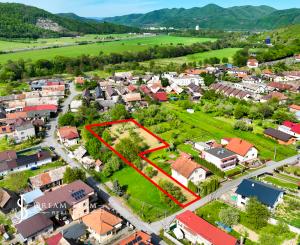 Slnečný, rovinatý pozemok s možnosťou stavby 1565m², Voznica