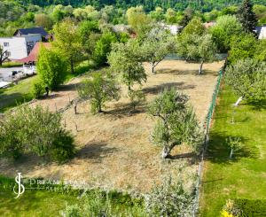 Slnečný, rovinatý pozemok s možnosťou stavby 1565m², Voznica