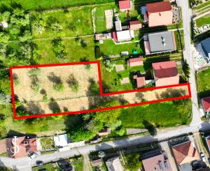 Slnečný, rovinatý pozemok s možnosťou stavby 1565m², Voznica