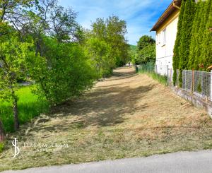 Slnečný, rovinatý pozemok s možnosťou stavby 1565m², Voznica
