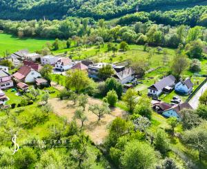 Slnečný, rovinatý pozemok s možnosťou stavby 1565m², Voznica
