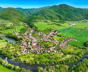 Slnečný, rovinatý pozemok s možnosťou stavby 1565m², Voznica