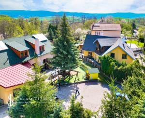 Zabehnutý apartmánový dvojdom s parkovaním, Štiavnické Bane
