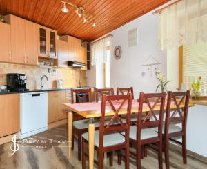 Zabehnutý apartmánový dvojdom s parkovaním, Štiavnické Bane