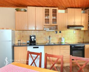 Zabehnutý apartmánový dvojdom s parkovaním, Štiavnické Bane